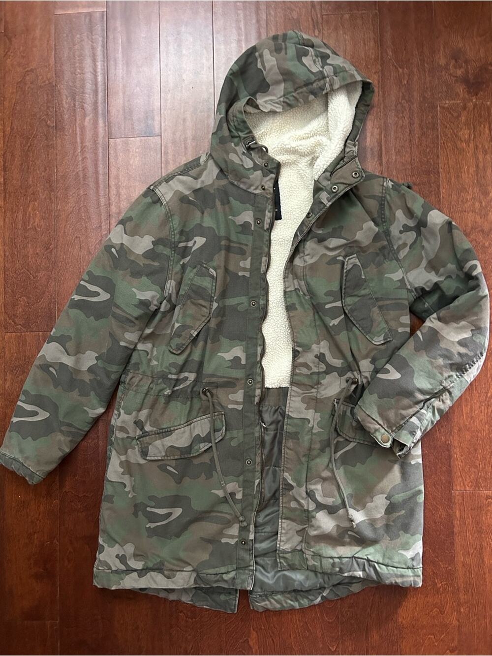 H&M Men's Green Camo Hooded Parka with Sherpa Lining, Size Large